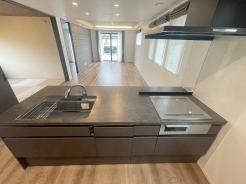 カウンターからはリビングが広く見渡せ、ご家族とのコミュニケーションも弾みます。
