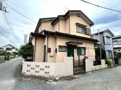 角地につき、開放感に恵まれる住居がここに。
