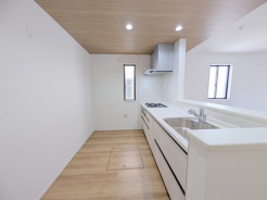 対面キッチンがご家族の温かい時間を演出。
