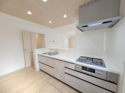 カウンターからはリビングが広く見渡せ、ご家族とのコミュニケーションも弾みます。