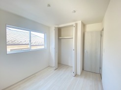 住宅街の２階南向きのお部屋、日当たりはご覧のとおり良好です。
