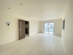 解放感あふれるリビングは、自然に光と風に恵まれます。
