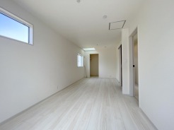 将来的には間仕切りして２部屋に変更可能な洋間。成長に合わせた間取り変更が可能なタイプ。
