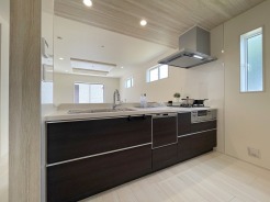 料理をしながらでも、ご家族との会話を楽しめる対面キッチン。
