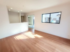 解放感あふれるリビングは、自然に光と風に恵まれます。

