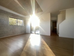 たっぷりの陽光に包まれる明るい住まいが、ここにあります。
