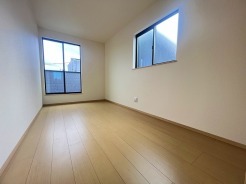 南向きの大きな窓から、たっぷりの陽射しが射し込みますね。
