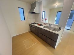 料理をしながらでも、ご家族との会話を楽しめる対面キッチン。
