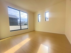 バルコニーからはたっぷりと太陽の光が舞い込みます。
