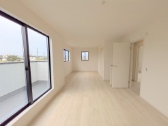 将来は間仕切りで。洋間二部屋分に対応可能な洋室。
