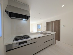 リビングで遊ぶお子様を見守りながらお料理ができる、対面キッチン。
