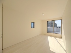 バルコニーからはたっぷりと太陽の光が舞い込みます。
