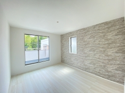 ベースカラーと異なった配色の壁紙を使用。ちょっとお部屋の雰囲気が変わります。
