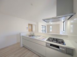 1号棟 対面キッチンがご家族の温かい時間を演出。
