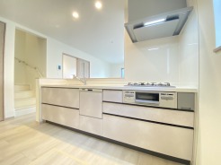 料理をしながらでも、ご家族との会話を楽しめる対面キッチン。
