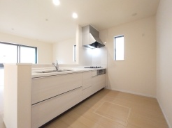 料理をしながらでも、ご家族との会話を楽しめる対面キッチン。
