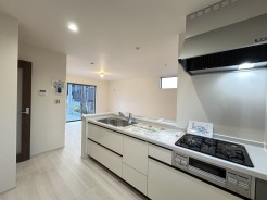 料理をしながらでも、ご家族との会話を楽しめる対面キッチン。
