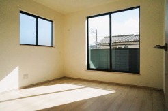 たっぷりの陽光と、心地よい風が舞い込みます。
