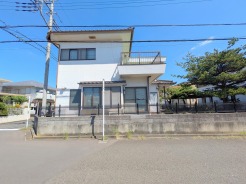駐車が苦手な方にも嬉しい、前面5.8ｍ道路に面した住まい。
