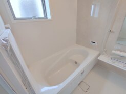 広々１坪タイプのゆったり浴室ユニット。防カビ・抗菌素材なのもうれしい。
