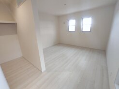 大きめのベッドを置いても、まだゆとりが持てる大きさ。9.5帖の主寝室。
