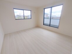 大きめのベッドを置いても、まだゆとりが持てる大きさ。8.5帖の主寝室。
