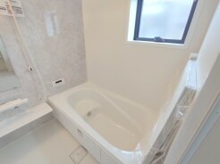 広々１坪タイプのゆったり浴室ユニット。防カビ・抗菌素材なのもうれしい。
