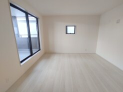 大きめのベッドを置いても、まだゆとりが持てる大きさ。8.75帖の主寝室。
