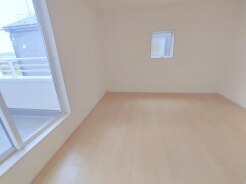 大きめのベッドを置いても、まだゆとりが持てる大きさ。8帖の主寝室。
