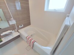広々１坪タイプのゆったり浴室ユニット。防カビ・抗菌素材なのもうれしい。
