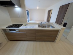 リビングで遊ぶお子様を見守りながらお料理ができる、対面キッチン。
