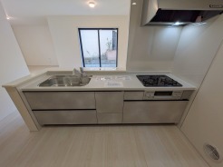 リビングで遊ぶお子様を見守りながらお料理ができる、対面キッチン。
