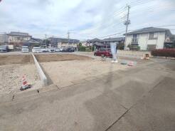 住民の方が主に利用する交通量少なめの道路に面してます。
