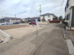 幅員の狭い道ですが、車通りの少ない住宅街に立地してます。
