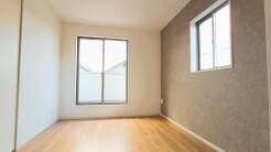 ベースカラーと異なった配色の壁紙を使用。ちょっとお部屋の雰囲気が変わります。
