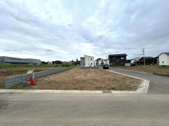角地につき、開放感に恵まれる住居がここに。
