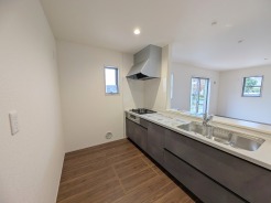 リビングで遊ぶお子様を見守りながらお料理ができる、対面キッチン。
