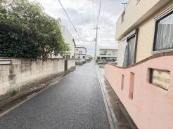 A号地 幅員こそやや狭くても、その分交通量が少なくて安心。
