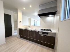 2号棟 お料理を効率的に、楽しく。あったらいいなをかなえてくれるシステムキッチン。
