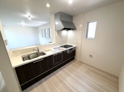 2号棟 対面キッチンがご家族の温かい時間を演出。
