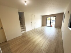 リビング空間とダイニング空間とか使い分けやすい間取り配置。対面式でキッチン立つ人の視界も良好です。
