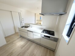 3号棟 対面キッチンがご家族の温かい時間を演出。
