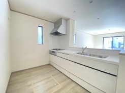 対面キッチンがご家族の温かい時間を演出。
