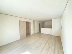 リビング空間とダイニング空間とか使い分けやすい間取り配置。対面式でキッチン立つ人の視界も良好です。
