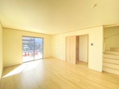 リビングに自然と人が集まるリビングイン階段採用プラン。日当たりのいいリビングは心地よく、落ち着いて暮らせます。

