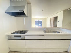 お料理を効率的に、楽しく。あったらいいなをかなえてくれるシステムキッチン。料理をしながらでも、ご家族との会話を楽しめる対面キッチン。
