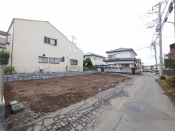 住民の方が主に利用する交通量少なめの道路に面してます。
