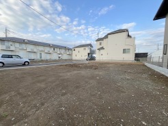 2-D号地 車通りの少ない閑静な住宅地、のびのびした子育てに適します。
