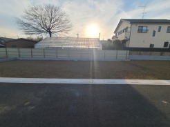 広々とした土地に、穏やかな日差しが降り注ぐ心地よい空間