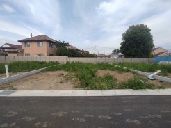 B号地 車通りの少ない閑静な住宅地、のびのびした子育てに適します。
